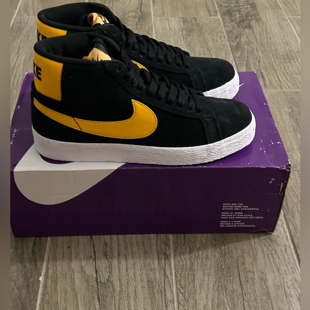 Nike SB Zoom Blazer Mid - Women Size 7.5 / Men size 6 - Black/University Gold